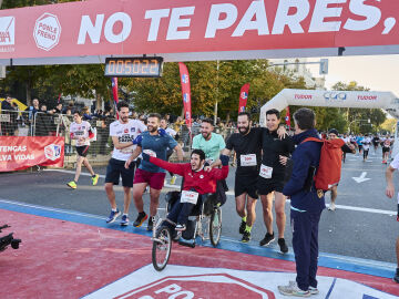 Los participantes continúan llegando a la meta y celebrándolo