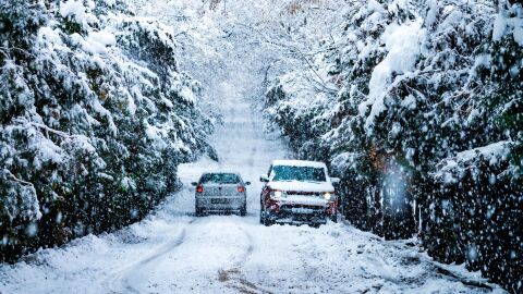 Dos vehículos por carreterea muy nevada