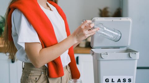 Mujer recicla vidrio en casa
