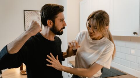 Se duplican las mujeres asesinadas por violencia machista que habían denunciado a su agresor Hombre alza el puño y amenaza a su pareja en la cocina del piso