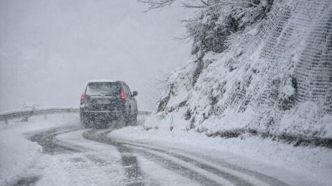 Carreteras cortadas, fuerte oleaje y nieve en cotas bajas: llega lo peor del temporal
