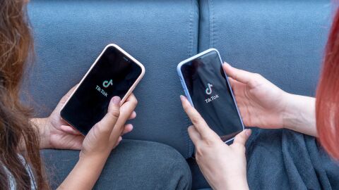 TikTok anuncia un límite de 60 minutos diarios de uso para menores para fomentar el bienestar de adolescentes y sus familias
