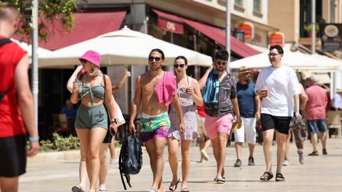 Malague&ntilde;os y turistas hacen frente a la ola de calor en julio de 2022