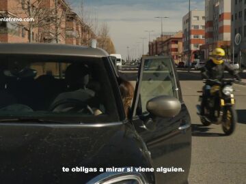 Helena Resano: "Si abres la puerta del coche con el brazo contrario, te obligas a mirar si viene alguien"