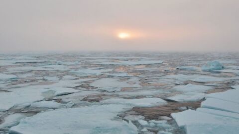 Amanecer en el horizonte de hielo en el Océano Ártico occidental Amanecer en el horizonte de hielo en el Océano Ártico occidental