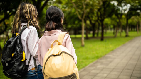 Dos adolescentes de espaldas Dos adolescentes de espaldas