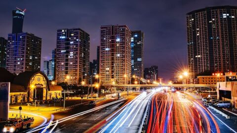 Las luces del vehículo son necesarias para circular con seguridad en las carreteras Las luces del vehículo son necesarias para circular con seguridad en las carreteras