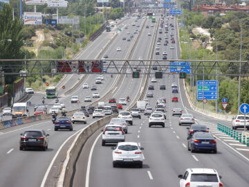 Imagen de archivo de una vista del tr&aacute;fico en la carretera de La Coru&ntilde;a desde Madrid.