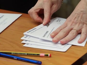 Carlos Vidal, miembro de la Junta Electoral Central, con Rubén Bartolomé en ‘Más de uno’: “Puede que algunos votos de los españoles en el extranjero se pierdan”