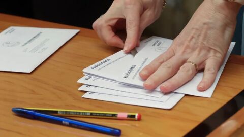 Carlos Vidal, miembro de la Junta Electoral Central, con Rubén Bartolomé en ‘Más de uno’: “Puede que algunos votos de los españoles en el extranjero se pierdan”