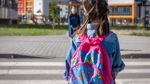 Una niña en su vuelta al cole