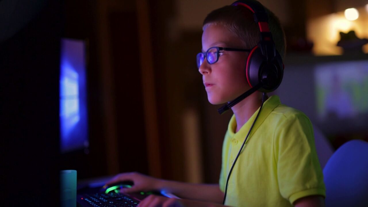 Sedentarismo, pantallas y videojuegos, causas del dolor de espalda entre  los jóvenes