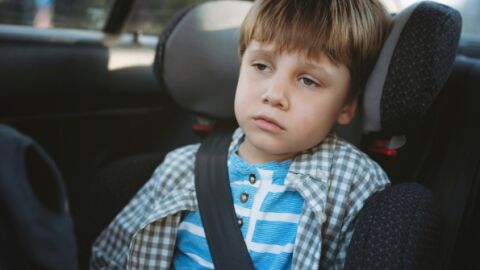 Niño aburrido en un viaje en coche 