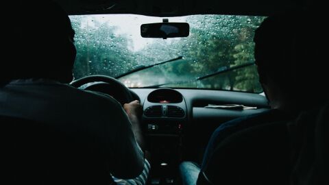 Consejos de la DGT para conducir con lluvias Dos Hombres Dentro Del Vehículo en movimiento bajo la lluvia