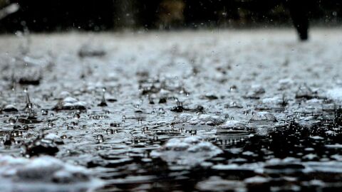 Las lluvias provocadas por la DANA aún no se hacen notar en las reservas de agua Gotas de lluvia cayendo sobre el suelo y salpicando