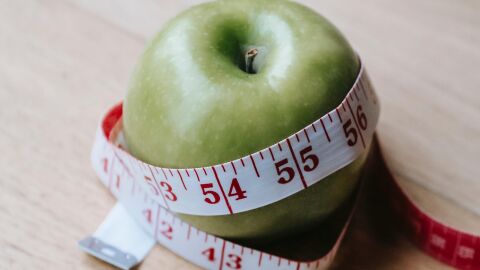 Manzana con un metro de tela alrededor 
