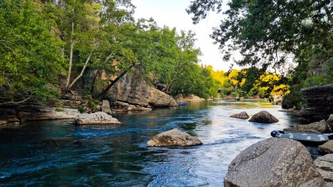 Panorámica de un río con afluencia de agua