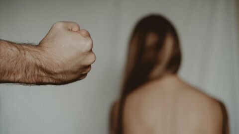 "Mejor con &eacute;l, aunque me pegara": un estudio alerta del aumento de adolescentes que normalizan la violencia machista.