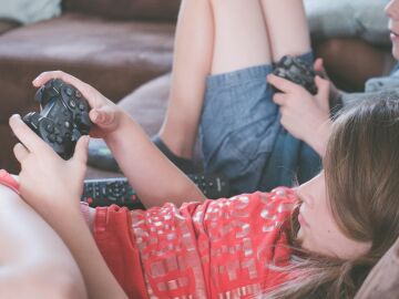 La Asociaci&oacute;n Espa&ntilde;ola de Pediatr&iacute;a pide restringir el uso de pantallas entre los m&aacute;s peque&ntilde;os