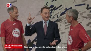 Martín Fiz y Abel Antón entran en el plató de Antena 3 Noticias para recordarle a Matías Prats que el 19 de noviembre es la Carrera Ponle Freno de Madrid