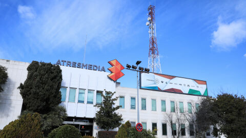 Atresmedia, con la mayor distancia histórica frente a su rival, y atresplayer, de nuevo el grupo audiovisual y la plataforma líderes en el consumo digital Atresmedia, con la mayor distancia histórica frente a su rival, y atresplayer, de nuevo el grupo audiovisual y la plataforma líderes en el consumo digital