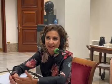 María Jesús Montero, con Carlos Alsina en ‘Más de uno’: “Óscar Puente se limitó a poner a Feijóo frente al espejo”