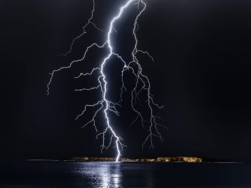 ¿Qué causa el relámpago más fuerte de la Tierra?