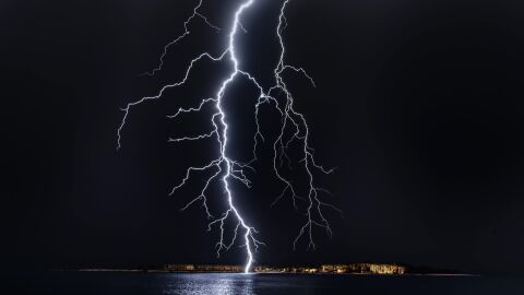 ¿Qué causa el relámpago más fuerte de la Tierra? Rayo colisionando sobre la superficie del mar durante la noche