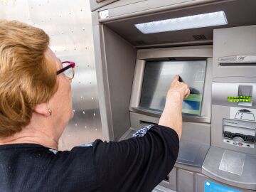 La brecha digital sigue amenazando a las personas mayores con la exclusi&oacute;n financiera