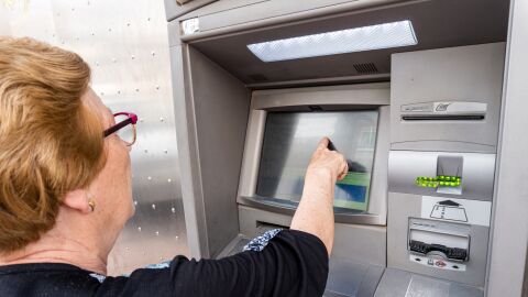 La brecha digital sigue amenazando a las personas mayores con la exclusión financiera