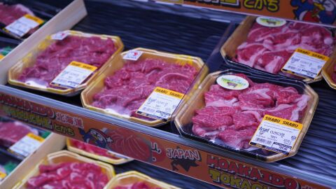 Carne roja envasada en el supermercado 