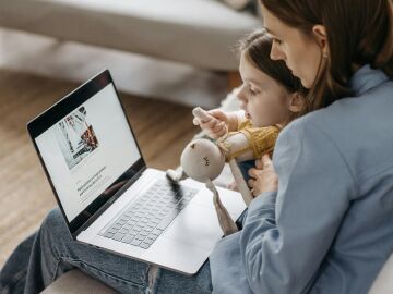 El 75 % de los padres y madres cree que sus hijos no tienen suficiente informaci&oacute;n para hacer un buen uso de internet