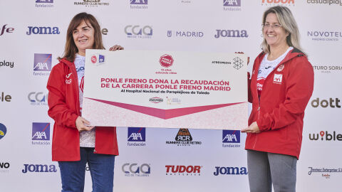 Patricia Pérez, directora general corporativa, entrega el cheque con la recaudación al Hospital Nacional de Parapléjicos de Toledo