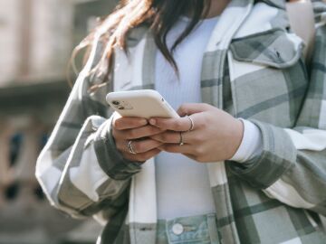 &iquest;Qu&eacute; es el 'doomscrolling' y por qu&eacute; deber&iacute;as evitarlo?