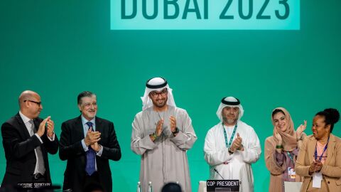 La COP28 adopta acuerdo para alejarse de los combustibles f&oacute;siles