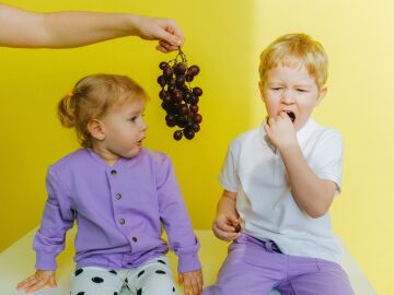  Los pediatras alertan de las “peligrosas trampas” que suponen uvas, frutos secos o caramelos duros para los niños en Navidad