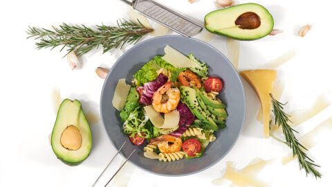 Un plato que incluye alimentos saludables como cherrys, pescado azul, pasta y aguacates. Un plato que incluye alimentos saludables como cherrys, pescado azul, pasta y aguacates.