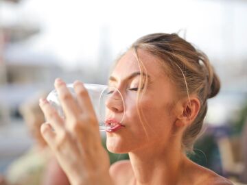 El consumo de agua alcalina envasada no ayuda a prevenir los cálculos renales
