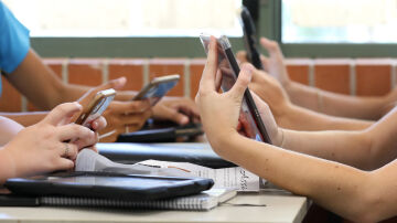 El Consejo Escolar del Estado aprueba prohibir los móviles en primaria y su limitación en secundaria