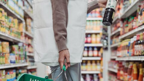 Mirar la etiqueta de los alimentos antes de comprarlos, una práctica cada vez más habitual