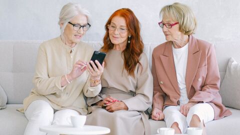 Cómo es el cambio hormonal de la mujer durante la menopausia