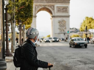 Menos de la mitad de ciclistas y de usuarios de patinetes usan casco en la ciudad