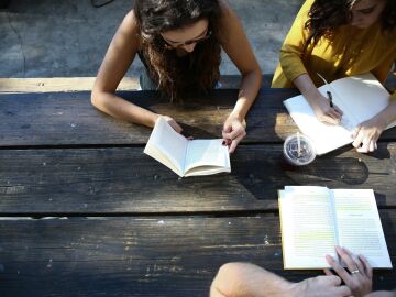 Smartphones vs Bienestar: el gran dilema de la Generación Z Smartphones vs Bienestar: el gran dilema de la Generación Z