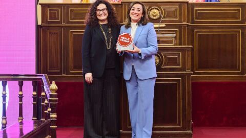 Olga Sánchez, consejera delegada de AXA y presidenta de la Fundación AXA, ha entregado el premio a María González Corral, consejera de Movilidad y Transformación Digital de la Junta Castilla y León. Olga Sánchez, consejera delegada de AXA y presidenta de la Fundación AXA, ha entregado el premio a María González Corral, consejera de Movilidad y Transformación Digital de la Junta Castilla y León.