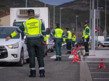 Imagen de un control preventivo de la Agrupaci&oacute;n de Tr&aacute;fico de la Guardia Civil