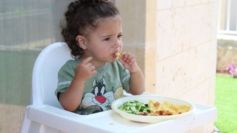 Alimentación infantil en el hogar: obligar a tu hijo a comer todo lo que hay en el plato es contraproducente Alimentación infantil en el hogar: obligar a tu hijo a comer todo lo que hay en el plato es contraproducente