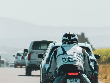 La DGT permitir&aacute; a las motos ir por el arc&eacute;n en caso de atascos