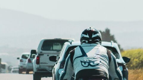 La DGT permitirá a las motos ir por el arcén en caso de atascos