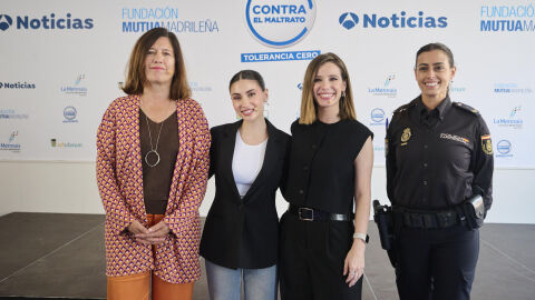 La periodista y presentadora de Antena 3 Noticias, Victoria Arnau, ha conducido webinar 'Jóvenes, móviles y violencia de género' que ha contado con la participación de la agente del Cuerpo Nacional de Policía, Vanessa Gil, la directora de la Agencia Española de Protección de Datos (AEPD), Mar España, y la creadora de contenidos, Andrea Garte 'Jóvenes, móviles y violencia de género' La periodista y presentadora de Antena 3 Noticias, Victoria Arnau, ha conducido webinar 'Jóvenes, móviles y violencia de género' que ha contado con la participación de la agente del Cuerpo Nacional de Policía, Vanessa Gil, la directora de la Agencia Española de Protección de Datos (AEPD), Mar España, y la creadora de contenidos, Andrea Garte 'Jóvenes, móviles y violencia de género'