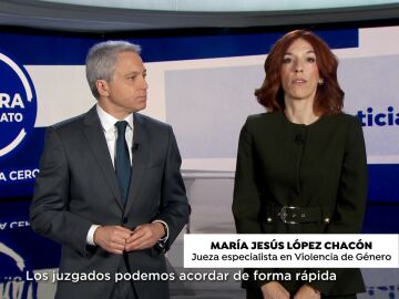 Vicente Vallés y la jueza especialista en violencia de género, María Jesús López Chacón